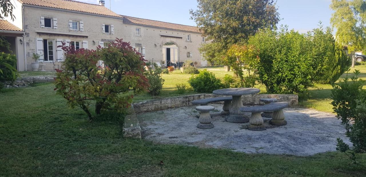 Bed and Breakfast La Revetizon Siecq Exterior foto